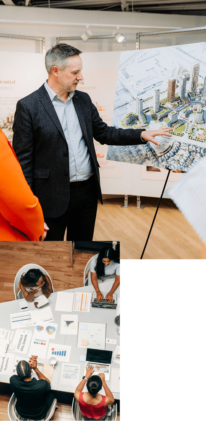1.  Une personne en costume présente une carte ou un plan architectural détaillé sur un chevalet. 2.  Un groupe de personnes collabore autour d’une table couverte de documents et de diagrammes.