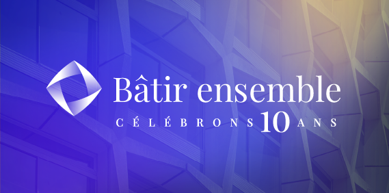 Bannière graphique avec un fond dégradé bleu et violet montrant la façade abstraite d’un bâtiment moderne, accompagnée d’un logo géométrique et du texte “Bâtir ensemble – Célébrons 10 ans”.